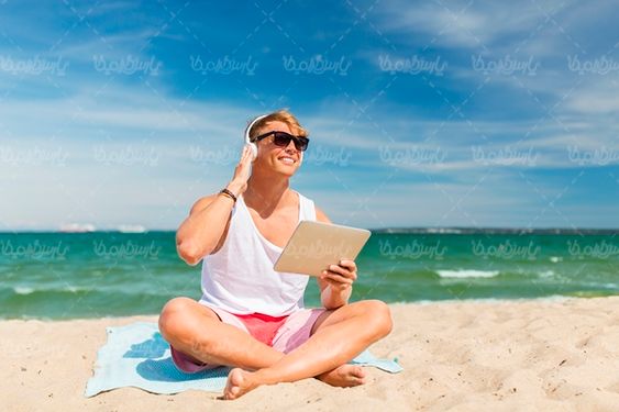 مرد ورزشکار تعطیلات کنار دریا
