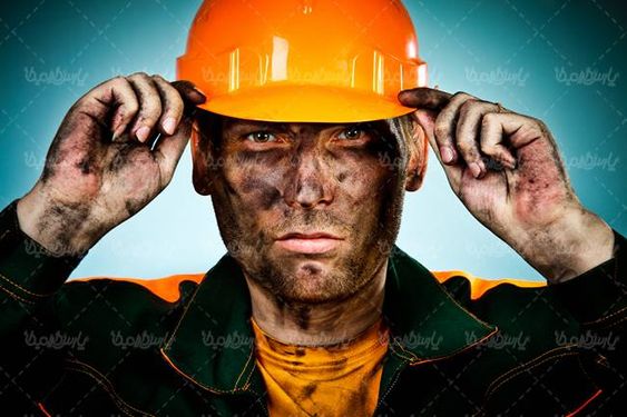 کارگر تاسیسات صورت سیاه شده کارگر کلاه ایمنی کار