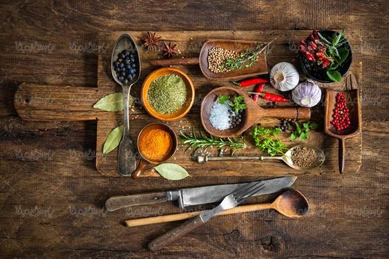 ادویه جات قاشق چوبی عطاری زردچوبه چاقو چنگال سیر
