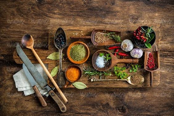 ادویه جات قاشق چوبی عطاری زردچوبه چاقو تخته آشپزی