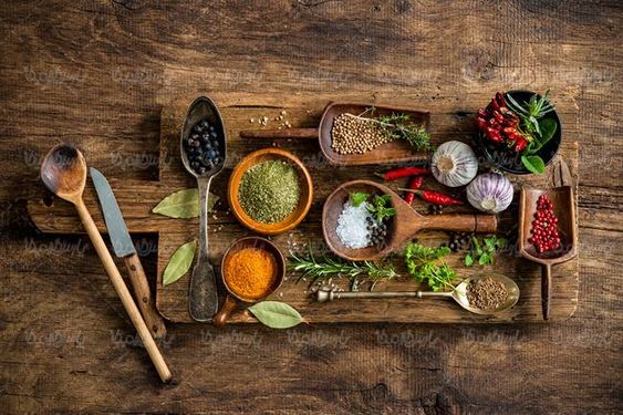 ادویه جات قاشق چوبی عطاری زردچوبه چاقو تخته آشپزی1