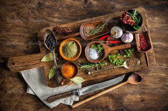 ادویه جات قاشق چوبی عطاری زردچوبه چاقو تخته آشپزی3