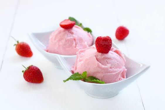 بستنی میوه ای بستنی فروشی قنادی بستنی شاد بستنی با تزئین توت فرنگی