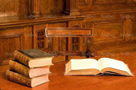 کتاب قدیمی کتابخانه کتاب باز میز مطالعه میز چوبی
