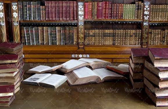 کتاب قدیمی کتابخانه کتاب باز قفسه کتاب میز مطالعه