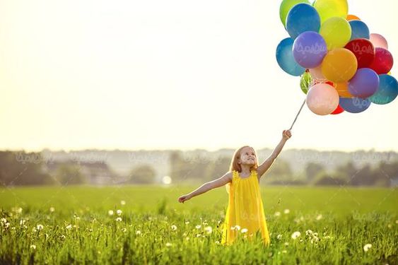 بادکنک رنگی  دختر بچه کودک خردسال منظره طبیعت