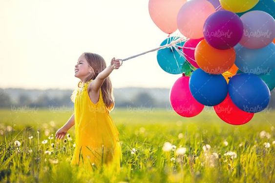بادکنک رنگی  دختر بچه کودک خردسال منظره طبیعت1