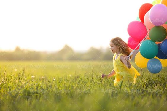 بادکنک رنگی  دختر بچه کودک خردسال منظره طبیعت2