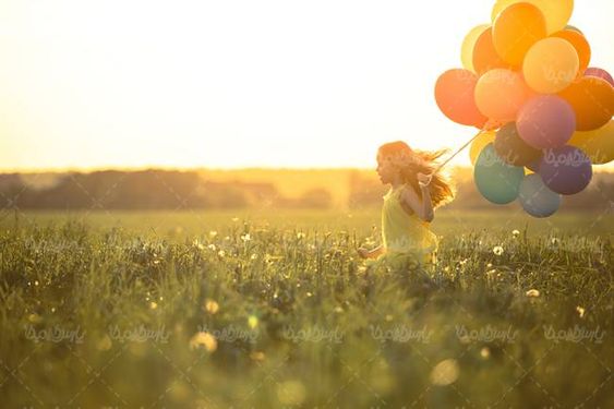 بادکنک رنگی  دختر بچه کودک خردسال منظره طبیعت3