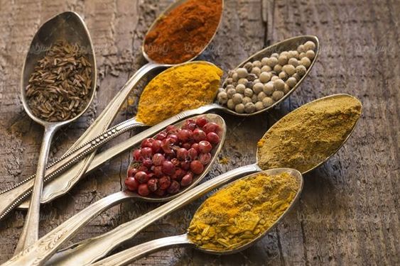 ادویه فروشی عطاری قاشق ادویه زیره دانه فلفل سیاه نکوبیده