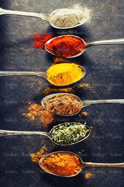 ادویه فروشی عطاری قاشق ادویه زیره دانه فلفل قرمز