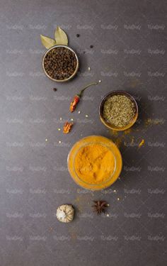 فلفل قرمز تازه عطاری ادویه جاتی خشکبار  قاشق چوبی زردچوبه1