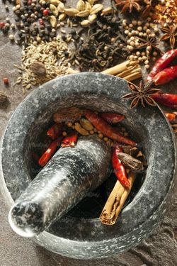 عطاری خشکبار   ظروف ادویه  هاونگ چوب دارچین فلفل قرمز خشک 1