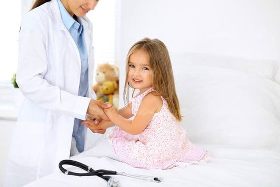 متخصص اطفال کودک بچه دختر بچه خردسال معاینه کودک