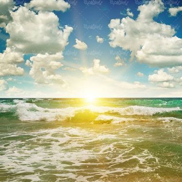 دریا نور خورشید منظره چشم انداز آسمان آبی ابر های سفید