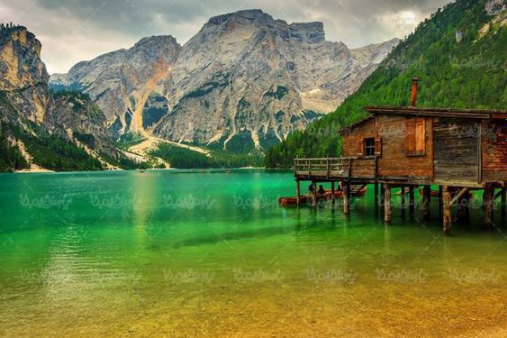 منظره چشم انداز طبیعت دریاچه خانه روی آب کوهستان