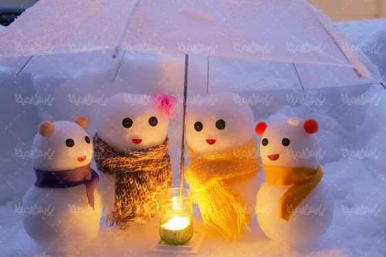 منظره چشم انداز آدم برفی چتر برف شمع داخل لیوان