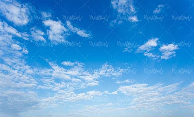 منظره چشم انداز آسمان آبی ابر های سفید لکه های ابر