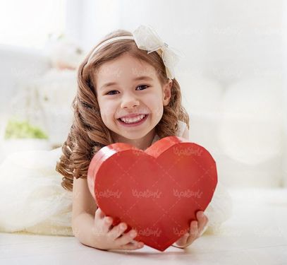 دختر بچه آتلیه عکاسی جعبه کادو قلبی هدیه