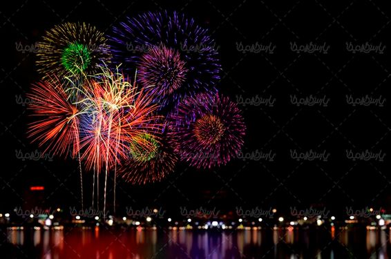 آتش بازی نورافشانی در شب فشفشه