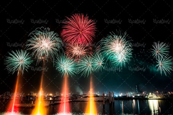 آتش بازی دریاچه منظره شهر در شب