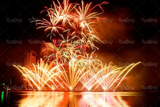 آتش بازی شادی جشن دریاچه آب منظره شب