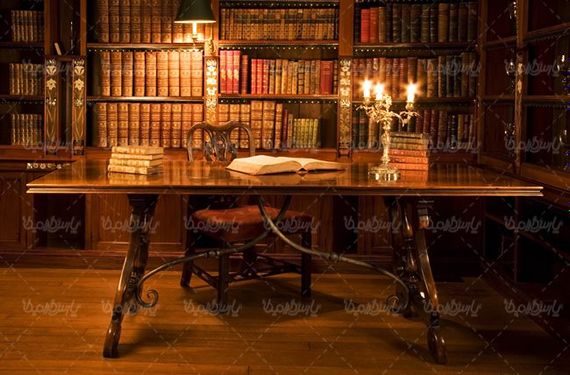 کتابخانه قفسه کتاب شمعدان شمع میز چوبی