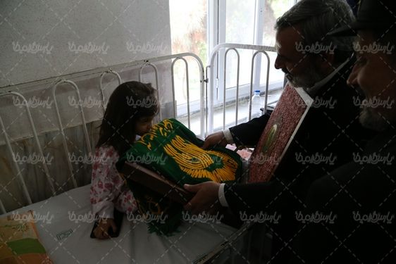 تصویر زیارت بیماران از پرچم حرم امام رضا