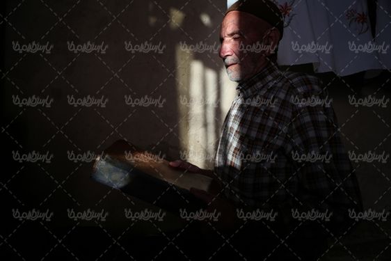 قرآن خواندن پیر مرد