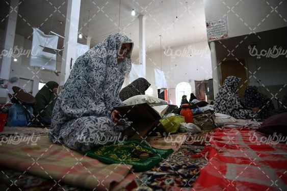 دانلود تصویر با کیفیت تلاوت قرآن در مسجد