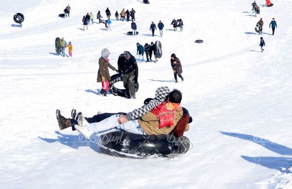 دانلودتصویر  با کیفیت تیوپ سواری