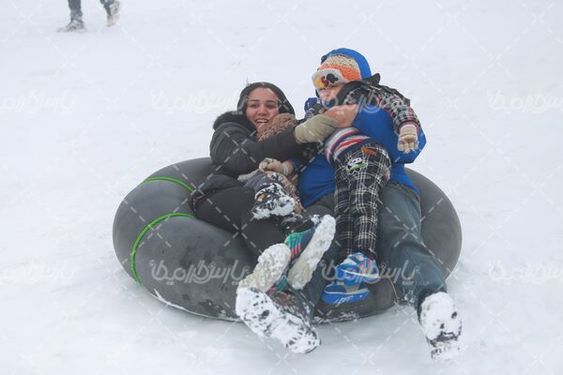 عکس با کیفیت تیوپ سواری خانوادگی