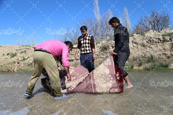 شستن فرش در رودخانه