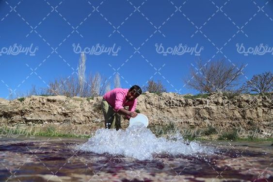 شستن فرش در رودخانه