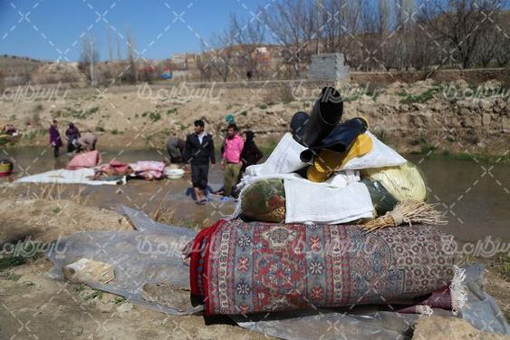 شستن فرش در رودخانه
