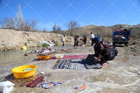 شستن فرش در رودخانه