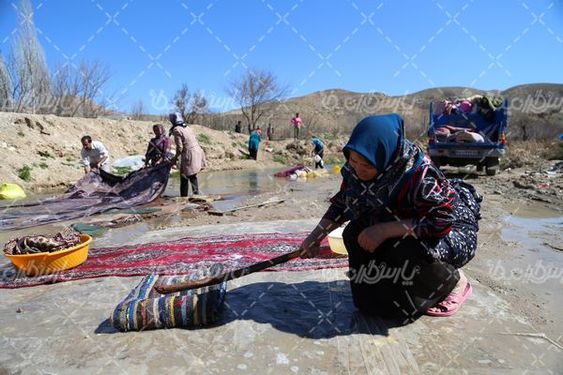 شستن فرش درآب  رودخانه