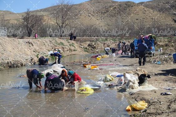 شستن فرش درآب  رودخانه