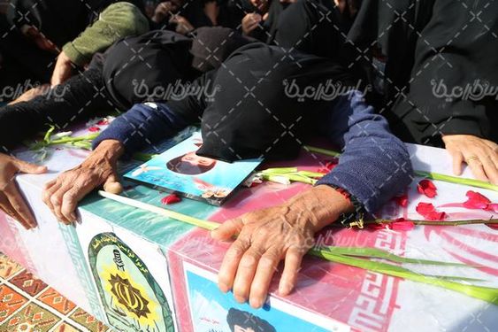 دانلود عکس خاک سپاری شهید سرباز وظیفه
