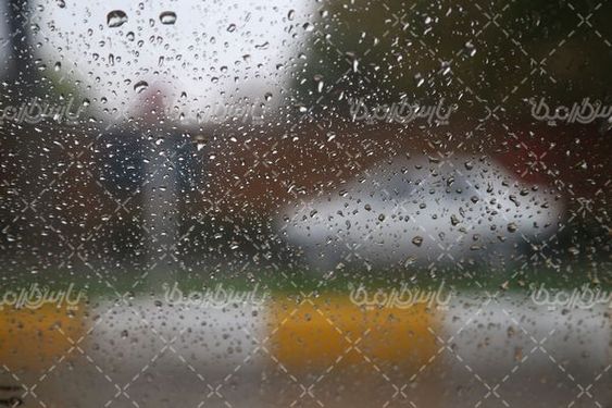 قطرات باران روی شیشه