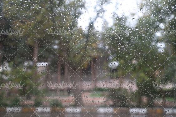 قطرات باران روی شیشه