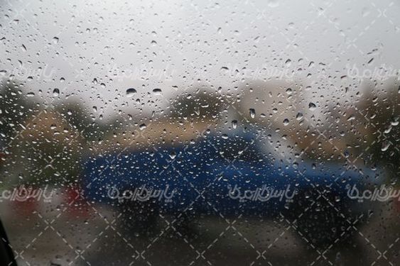 قطرات باران روی شیشه