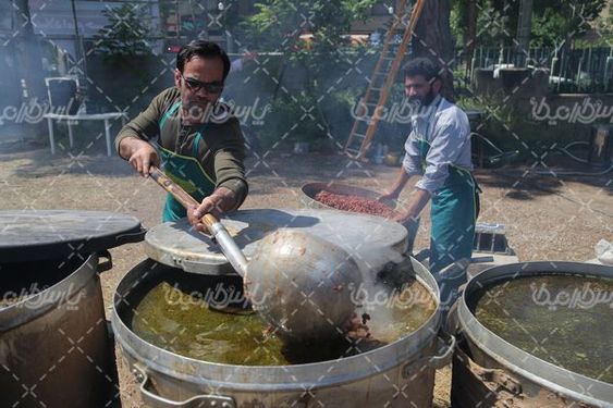 تصویر تهیه آش نذری