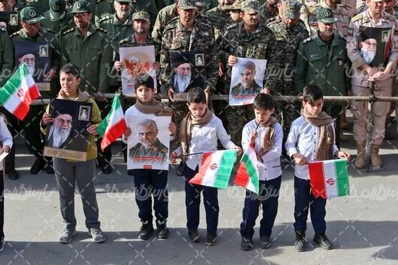 تصویر مراسم نمادین ورود امام به ایران