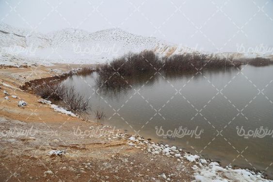 چشم انداز دریاچه در زمستان