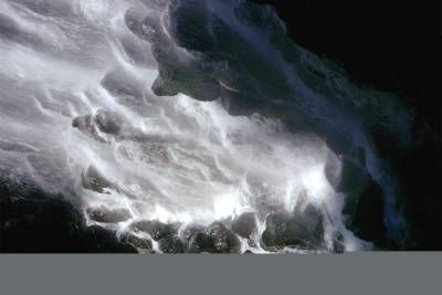 منظره طبیعت آب های خروشان