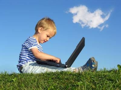 کودک لب تاپ رایانه