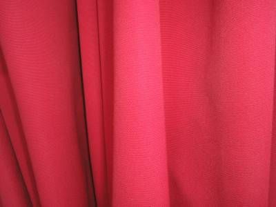 پارچه قرمز دوخت پوشاک خیاطی