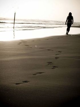 قدم زدن ردپا ساحل دریا
