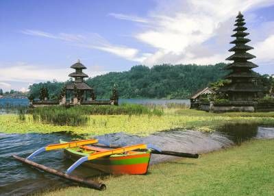 منظره دریاچه قایق درخت جنگل ساختمان